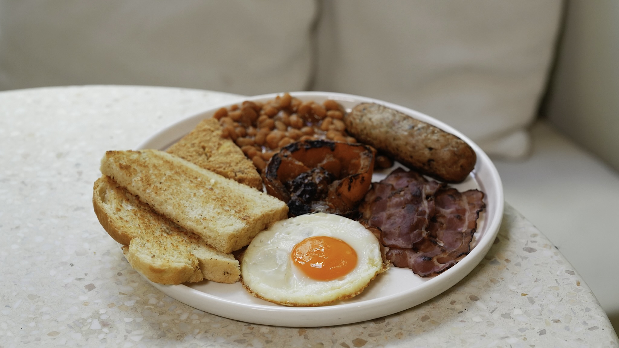Full English breakfast in Krakow Old Town – eggs, bacon, sausage, and hash browns at Lastriko